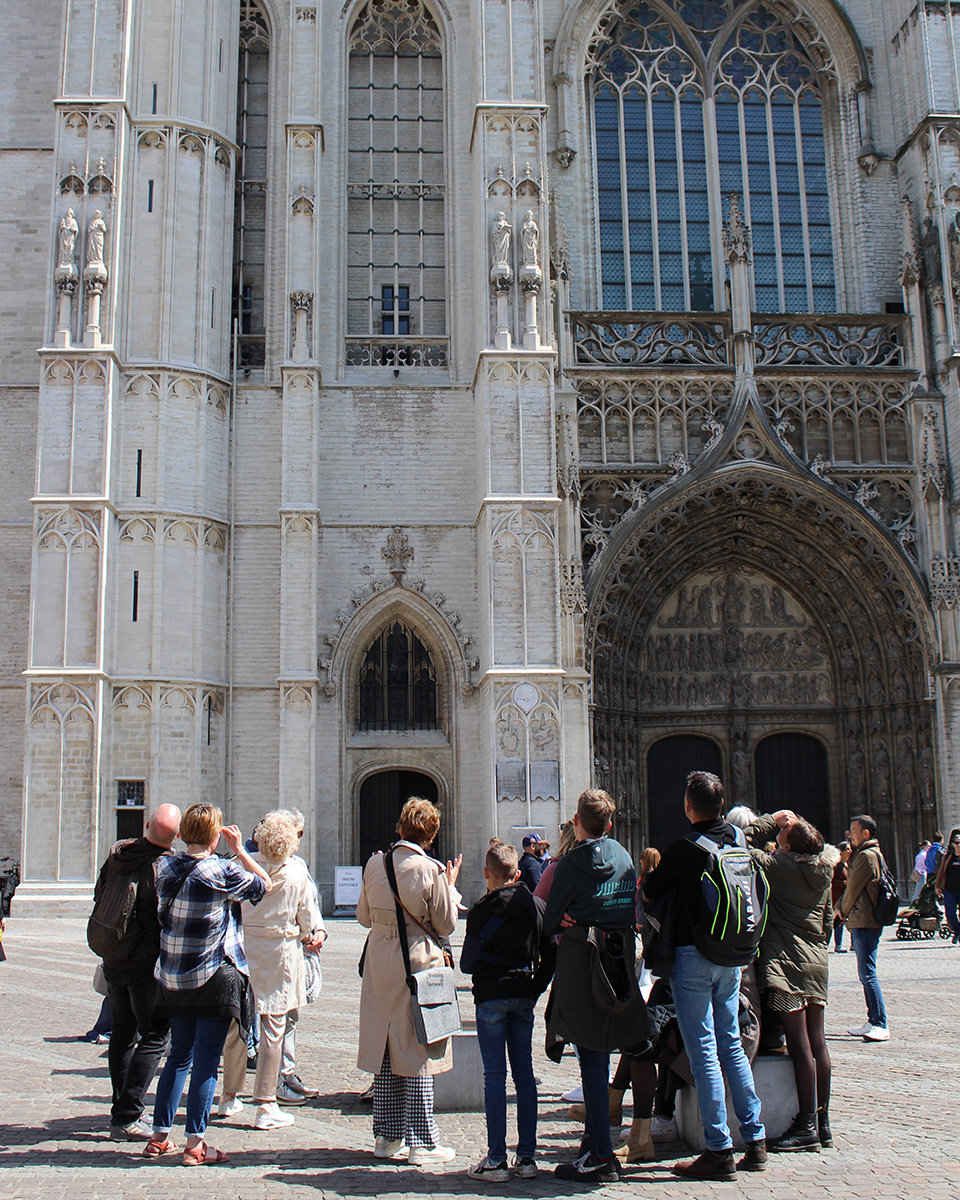 https://registratie-aanbod.vrouwennet.be/uploads/aanbod/ari-apteker-walking-in-antwerp-vrouwennet-photo-3_1773673891.jpg