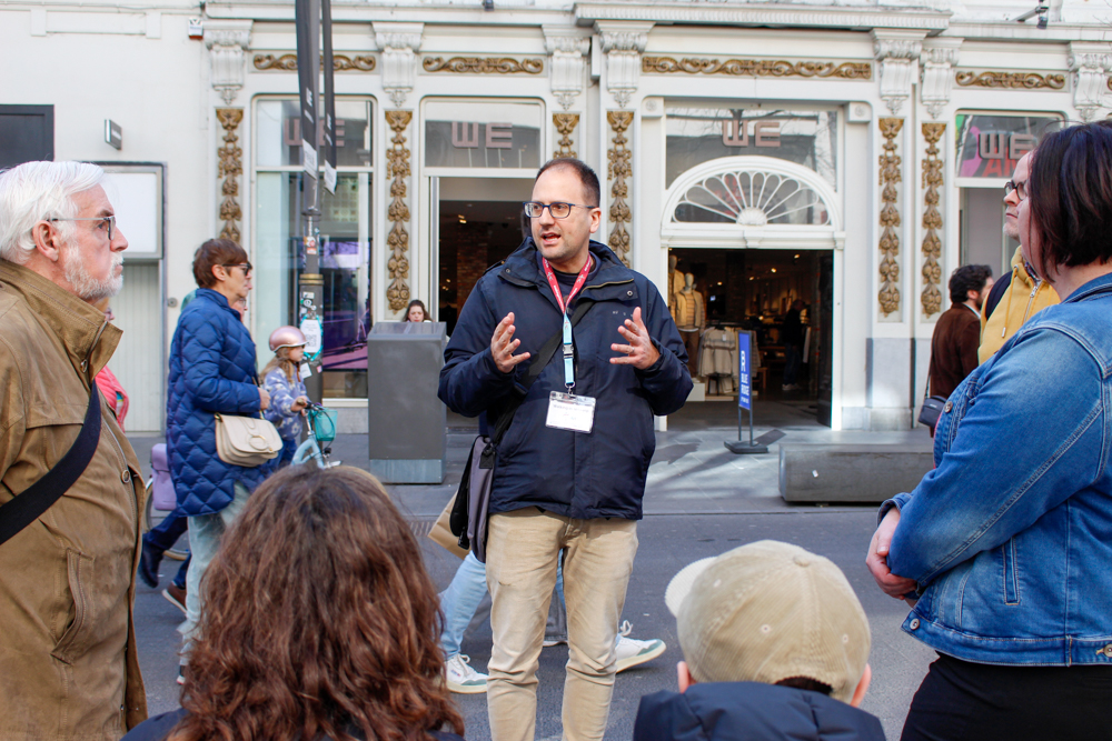 https://registratie-aanbod.vrouwennet.be/uploads/aanbod/ari-apteker-walking-in-antwerp-vrouwennet-photo-4_1773673891.jpg